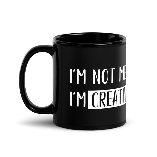"No soy desordenado, estoy organizado creativamente". - Taza brillante